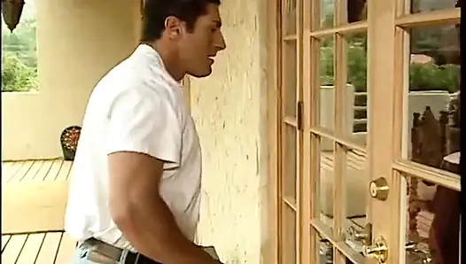 Kaslı adam esmere sert sikişiyor