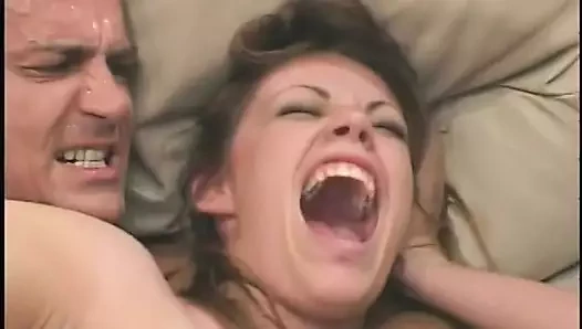 Muhteşem, sıska esmer gençlerle üçlü grup seks