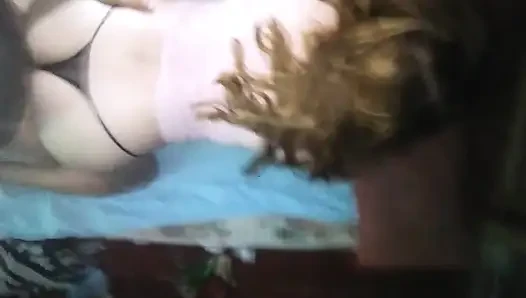 Kısa pembe domaltmalı elbisesiyle tangamı yana doğru koşuyorum