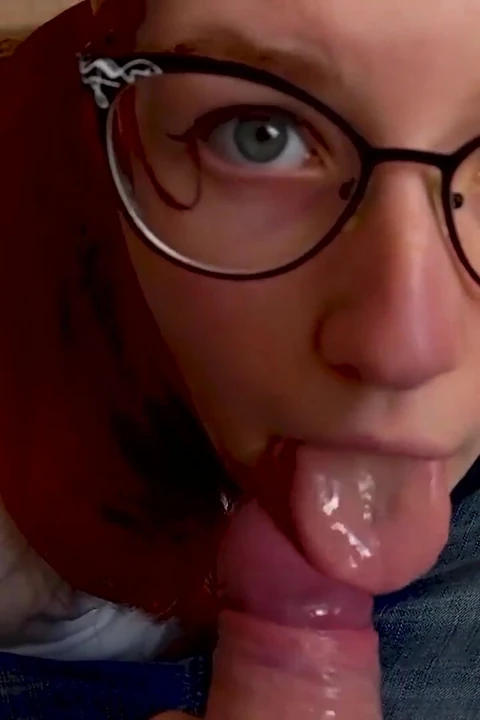 Bir sınıf arkadaşı derste masanın altında yarak emiyor