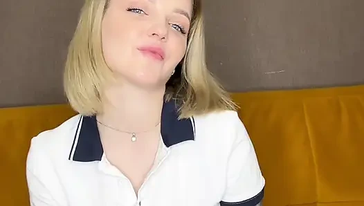 Yaramaz dövmeli üniversiteli kız sırılsıklam ıslak amını açıyor ve parmaklıyor