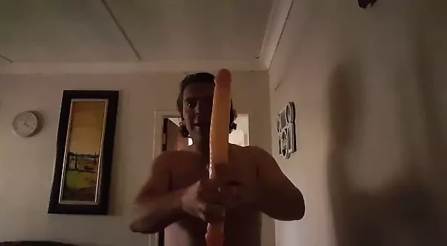 Kadın kılıklı dildo gırtlağına kadar alıyor