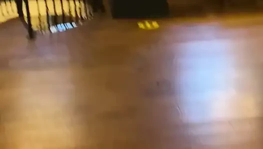 korkak lucy bağlı up, gözleri bağlı ve top esnemeler barterrace