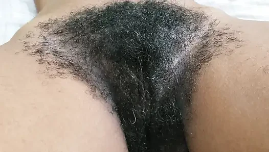 Göz alıcı yatak odası titreşimleri ile kıllı amcık olgun güzellik