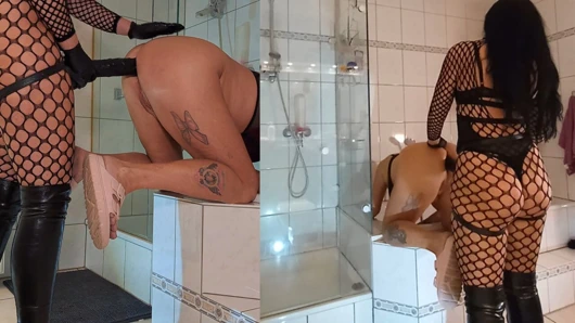 Banyoda azgın ev hanımı tamamen sikiliyor