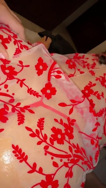 Üvey annem evde özellikle sütümü pompamak için odama geliyor | Klip 1