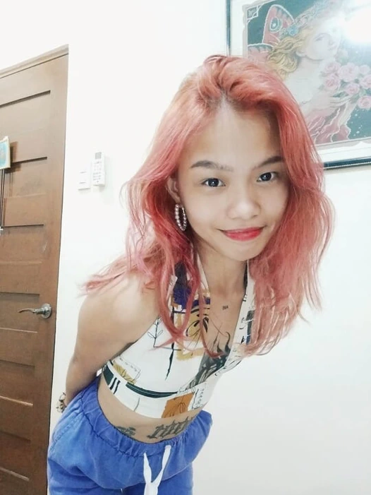 Genç dövmeli Filipinli kız iyi bir yarak alıyor