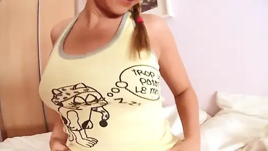 Güzel genç amcık taşakları yalıyor ve yüzüne boşaltıyor