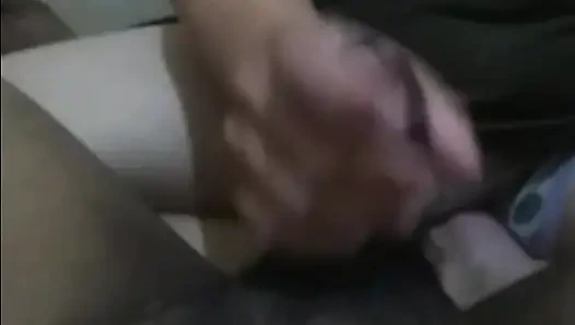 Güzel kadın boğulana kadar penisini sallıyor