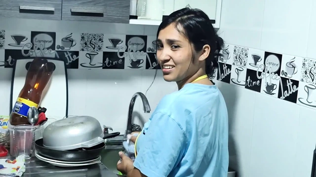 Rüyalarımda hep siluetini süsleyen yumuşak kumaşlarla süsleniyorsun Seni ne kadar zorladığımı duyduğumu duyurken