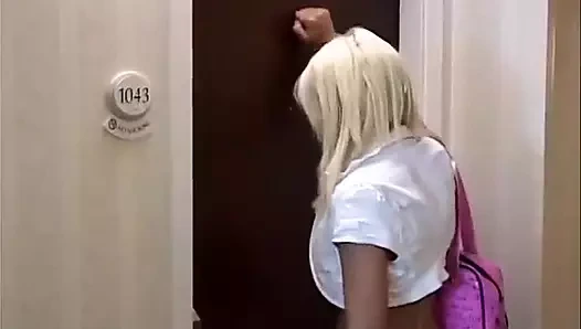 Seksi ateşli derili piliç azgın bir lezbo tarafından yalanıyor