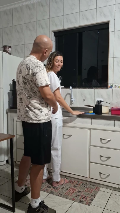 Hizmetçiyi mutfakta arkadan sikmek. | Klip 1