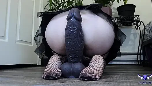 Azdırıcı Yarasa Lateks Sürtük Orgazm Olmak Için Büyük Wildolo Spiderweb Dildoya Biniyor Ve Temiz Bir Şekilde Yalıyor