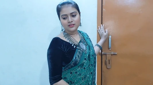 Yeni Hintli bangla süper güzel kız romantik ve zar zor sikişiyor video. ( tam Bangla ses )