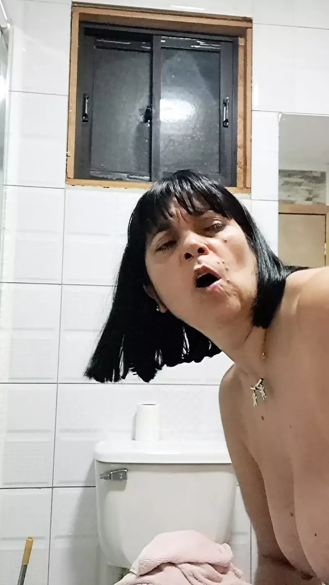 Sıcak üvey yeğenim, sütünü kıçımda bırakmak için banyoya gitti.