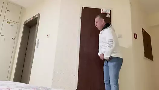 Cnfm güzel kız yaşlı adamı asansörün yanında mastürbasyon yaparken yakalıyor ve filme alıyor, emiyor ve üzerine boşalıyor