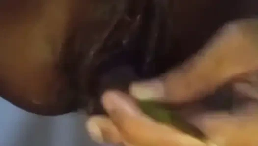 Sri Lankalı evli kadın amcık fışkırtıyor ve osuruyor