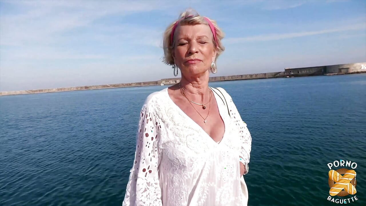 Eva, büyük göğüsler ile olgun bir sert üçlü istiyor