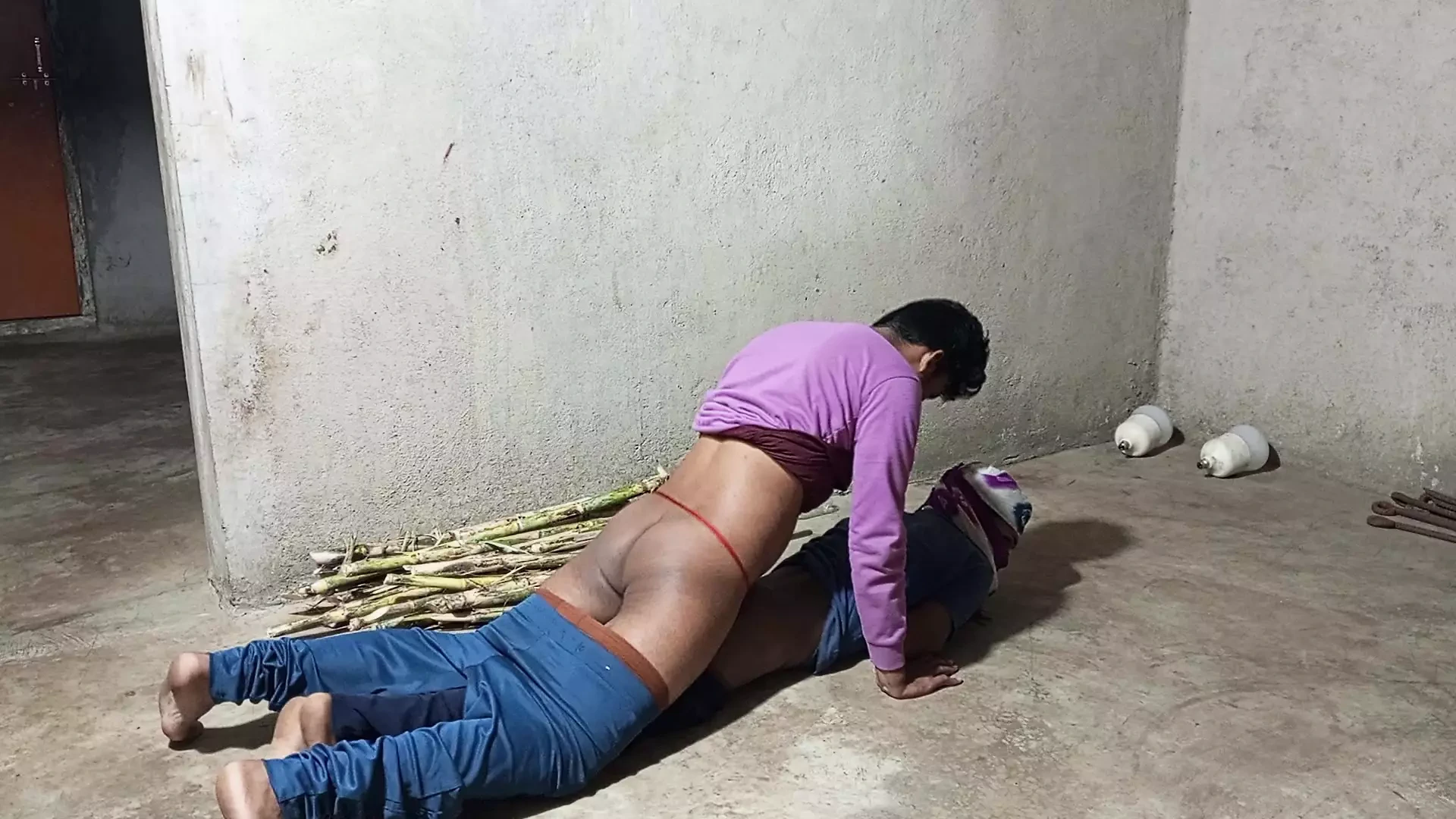 Mera boyfriend mujhse milne aaya mere room me mene use bulayi.