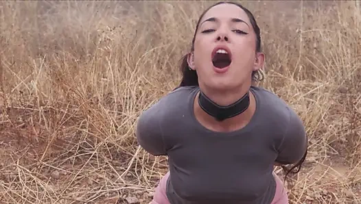 Muhteşem İspanyol tanrıça bir zeytinlik tarafından sidik oyunu için götünü cezalandırıyor ve bağlıyor