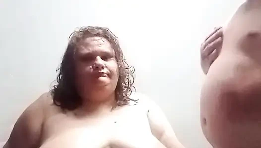 Şişman iri güzel üvey anne seksi üvey oğullarını tekrar yarak emiyor