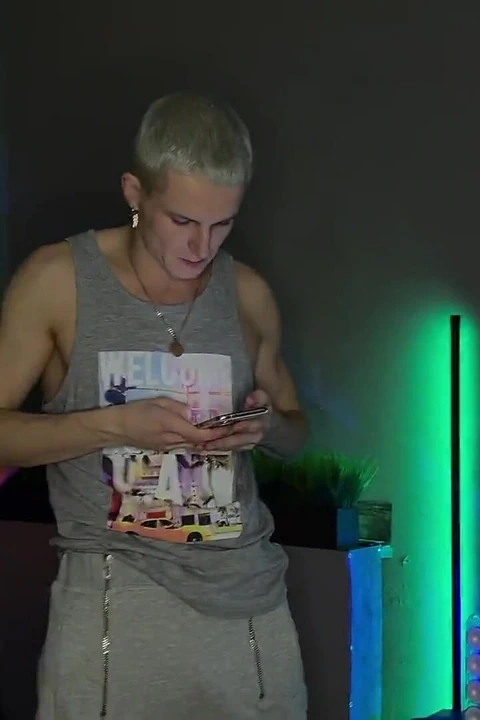 Sevimli iri güzeller ebeveynleri evde yokken üçlü seks yapıyor