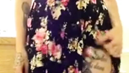 Sıcak küçük kızdırmak! dövmeler onu daha azgın yapar