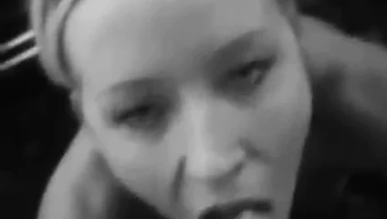 sarışın kız emmek ve yutmak büyük yük