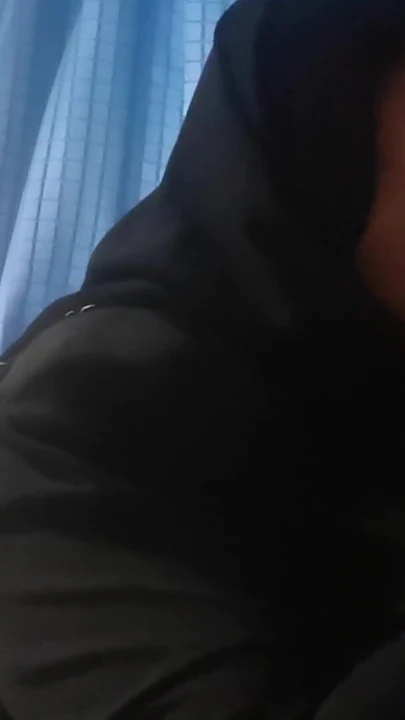 Hintli kız, yan taraftaki erkek kardeşinin ona bir şey vermesini bekliyor. | Klip 1