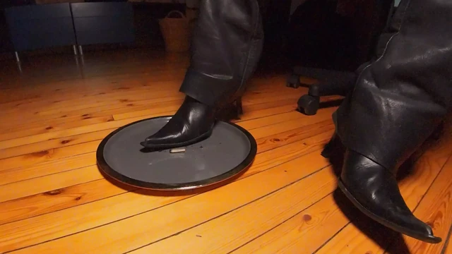 Сапоги и пепельница