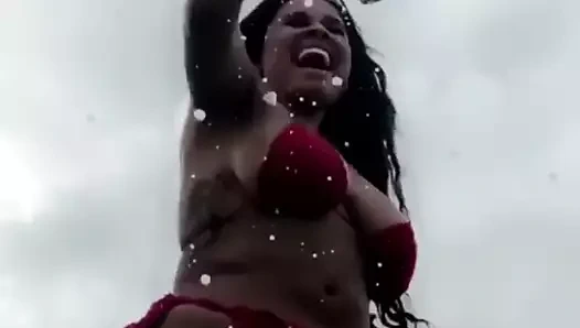 Seksi büyük kıçlı bir sürü kız kıçı sallıyor