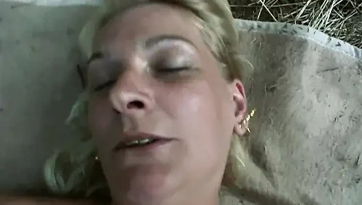 Oğlanlarla anneler! Yaşlı kadınlar ve genç erkekler sikişirken!