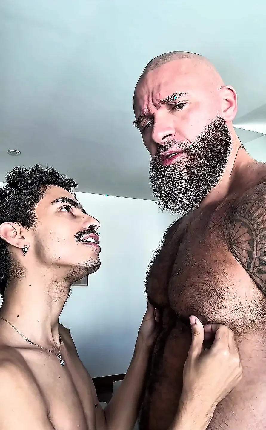 Ayaklar, büyük beyaz yarak, seksi bir Rus ayısıyla ham seks ve boyut farkları