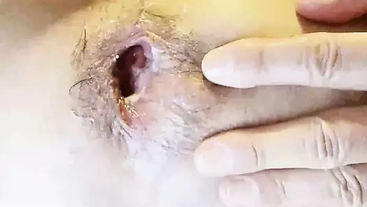 Büyük bir dildoyla anal mastürbasyon denedim