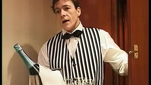 Сногсшибательная сучка с большими сиськами скачет на большом твердом члене и дрочит сиськами