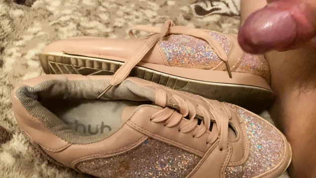 Cum üzerinde pembe kız spor ayakkabı