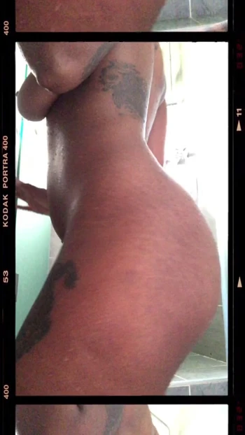 OnceUponaFreak после душа соблазняет сексуальной возбужденной чернокожей милфой