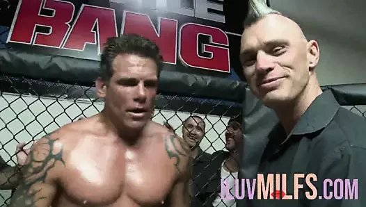 Büyük memeli orta yaşlı seksi kadın götünü anal seksle mahvediyor