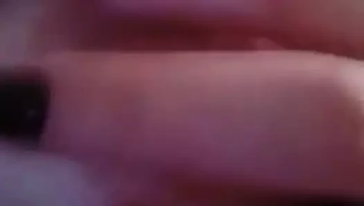 Lei si tocca una tetta xx