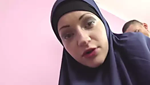 Azgın müslüman kadın porno izlerken yakalandı