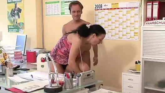 Esmer milf tutkuyla nüfuz etmeye hazır Alman milf göğüsleri ile ortağını heyecanlandırıyor