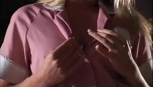 Seksi sarışın amcığın ağzındaki yarağı seviyor... ağzına boşalma