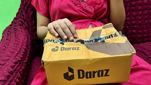 Kocam evde yokken paket teslim eden adam beni sikiyor