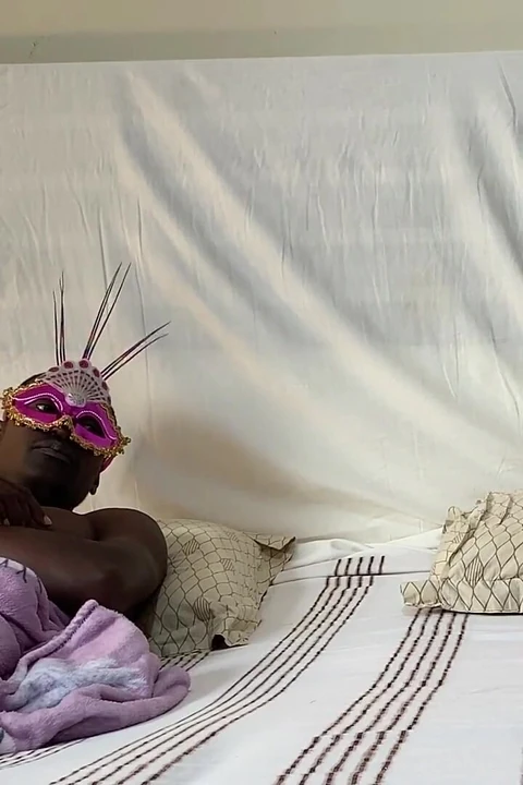 Azgın evli kadın büyük zenci yarağı ve kocası tarafından çifte sikiliyor bölüm 1