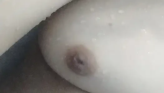 Staife duşta ve göğüsleriyle oynuyor