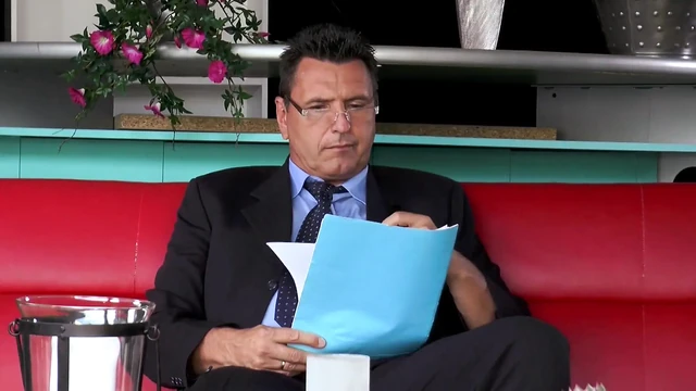 Edepsiz sarışın hizmetçi götten sikişmeyi ve ağzın sonunu seviyor