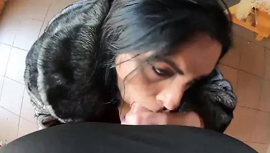 Zarif kürk kaplı sürtük ahşap masada sikiliyor ve iki kez dölle kaplanıyor