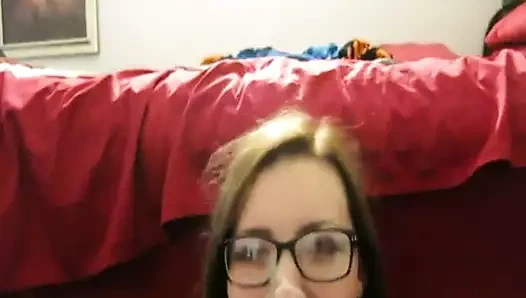 Süper sevimli inek kız... yüzünde ve gözlüklerinde sıcak yüz