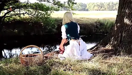 Güzel laundress Eva götünü sallayarak baştan çıkarıyor ve bunun için cezalandırılıyor