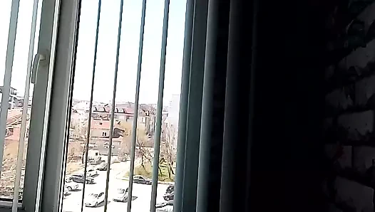 Göğüslere kemer takıyor